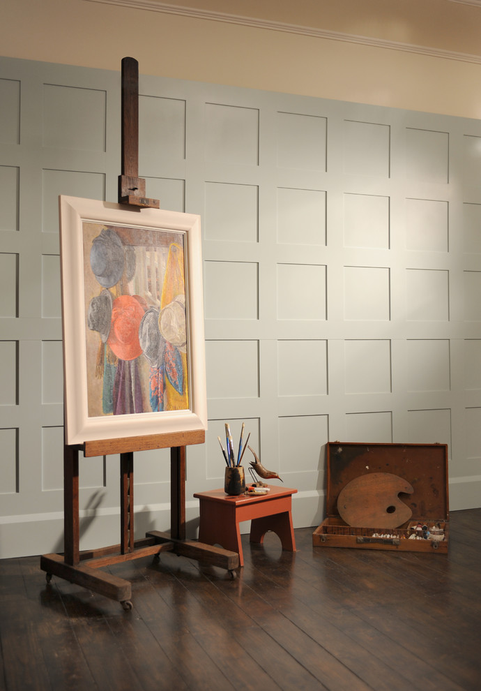 Idée de décoration pour un bureau atelier craftsman de taille moyenne avec un mur blanc, parquet foncé et un sol marron.