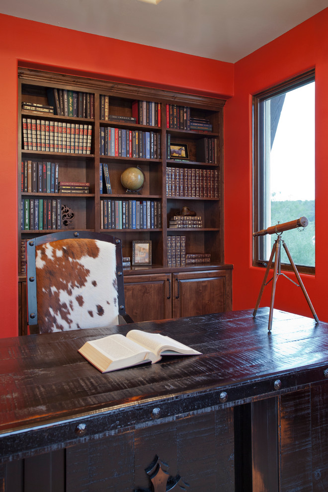 オースティンにあるサンタフェスタイルのおしゃれなホームオフィス・書斎の写真