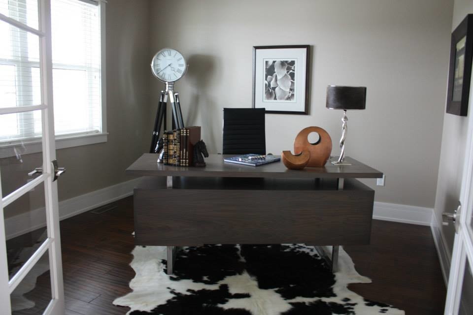 Ejemplo de despacho clásico renovado grande sin chimenea con paredes beige, suelo de madera oscura y escritorio independiente