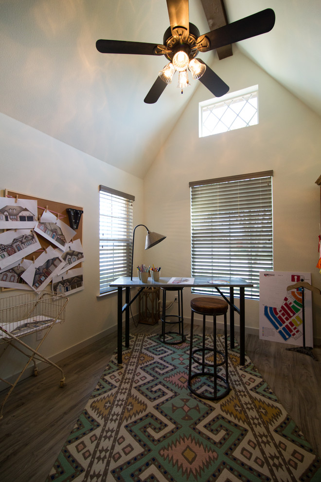 Idee per uno studio eclettico di medie dimensioni con pareti bianche e pavimento in vinile