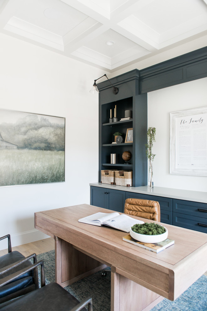 Imagen de despacho tradicional renovado con paredes blancas, suelo de madera en tonos medios, escritorio independiente y suelo marrón