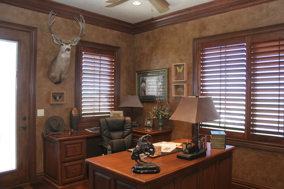 Cette image montre un bureau traditionnel de taille moyenne avec un mur beige et un bureau indépendant.