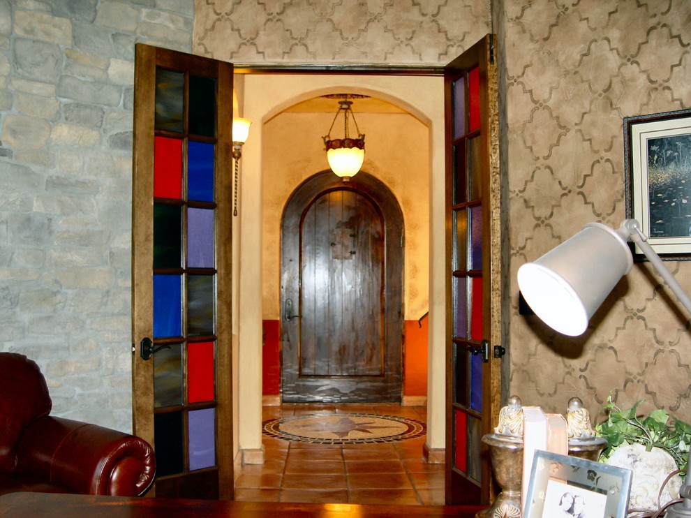 オースティンにある地中海スタイルのおしゃれなホームオフィス・書斎の写真