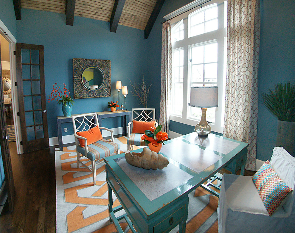 カンザスシティにある広いエクレクティックスタイルのおしゃれな書斎 (青い壁、濃色無垢フローリング、自立型机、暖炉なし) の写真