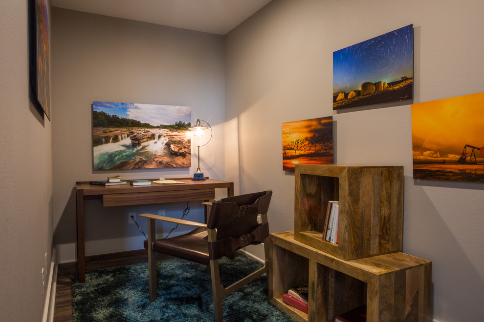 Imagen de despacho de estilo americano pequeño con paredes grises, suelo vinílico y escritorio independiente