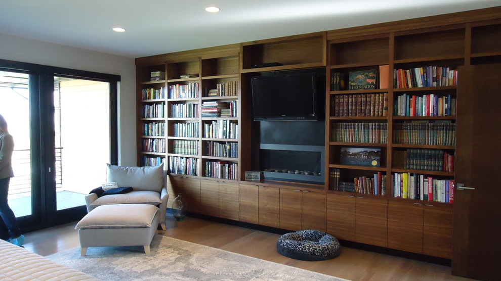 Diseño de despacho contemporáneo sin chimenea con paredes beige, suelo de madera en tonos medios y suelo marrón