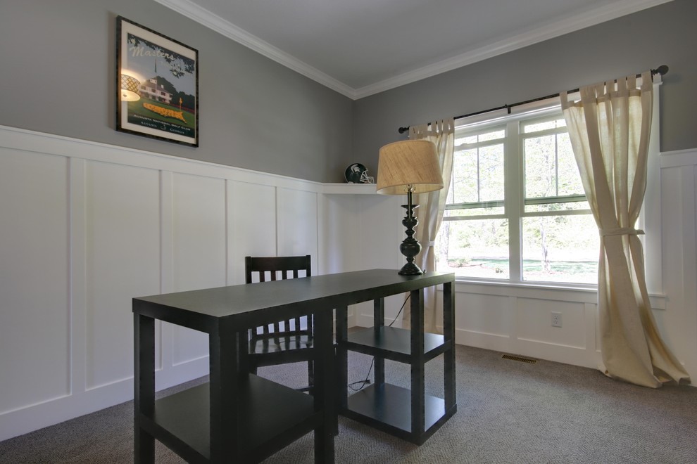 Стильный дизайн: кабинет в стиле кантри с серыми стенами и ковровым покрытием - последний тренд