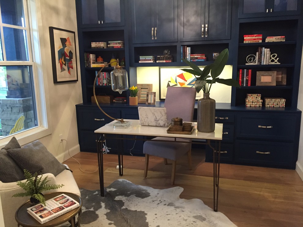 Esempio di un ufficio chic di medie dimensioni con pareti bianche, parquet chiaro e scrivania autoportante