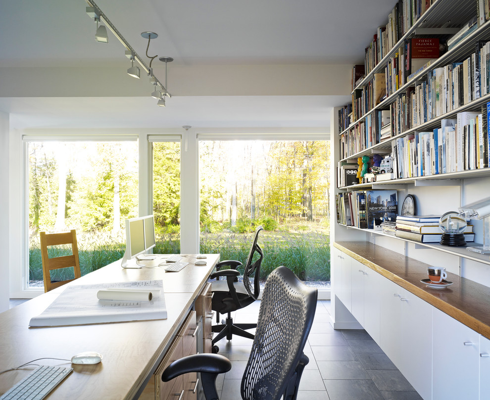 Exemple d'un grand bureau tendance avec un mur blanc, un sol en carrelage de céramique, aucune cheminée et un bureau intégré.