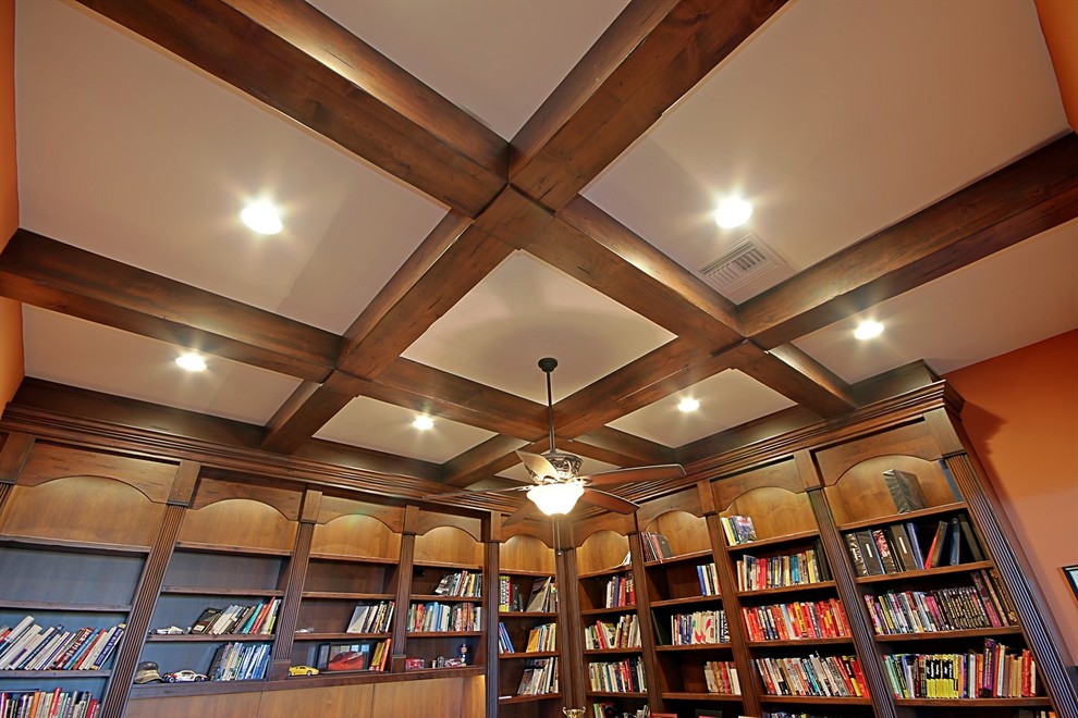 Idéer för att renovera ett mellanstort medelhavsstil hemmabibliotek, med bruna väggar, mörkt trägolv och ett fristående skrivbord