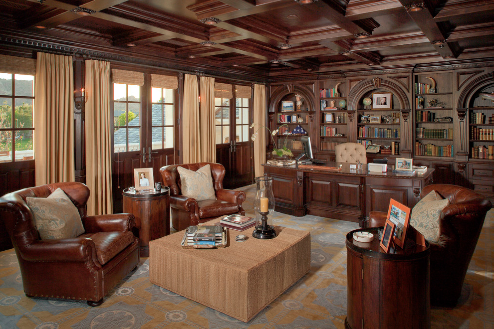 Свежая идея для дизайна: огромный кабинет в классическом стиле с ковровым покрытием и отдельно стоящим рабочим столом - отличное фото интерьера
