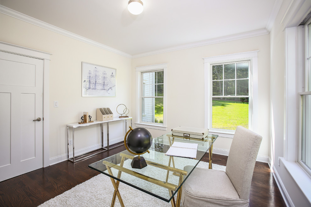 Immagine di un ufficio classico con pareti beige, parquet scuro, scrivania autoportante e pavimento marrone