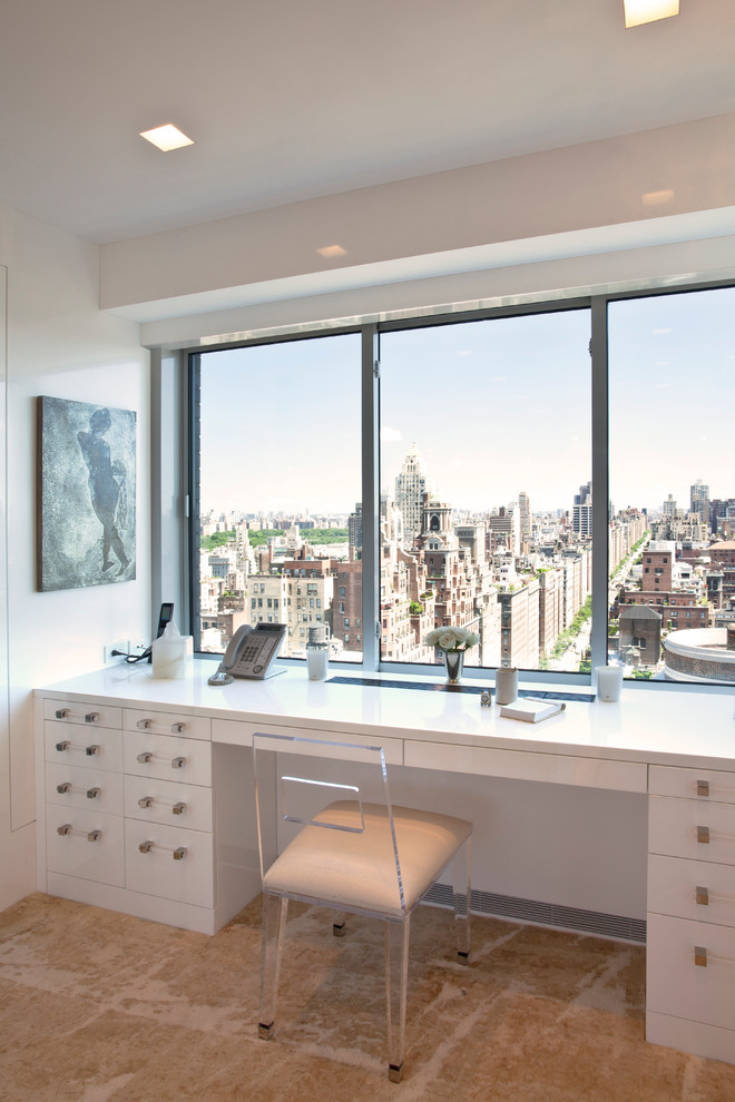 ニューヨークにあるコンテンポラリースタイルのおしゃれなホームオフィス・書斎 (造り付け机) の写真