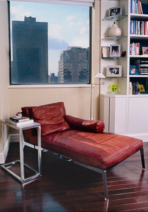 Modelo de despacho clásico renovado de tamaño medio con paredes beige, suelo de madera oscura y suelo marrón