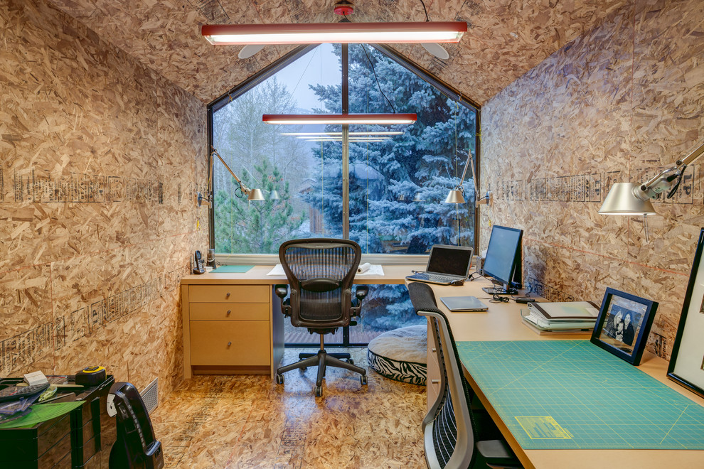 Modernes Arbeitszimmer ohne Kamin mit Einbau-Schreibtisch in Salt Lake City