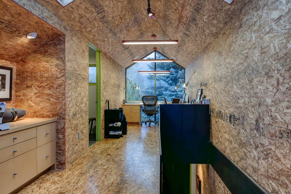 Idéer för ett modernt arbetsrum, med plywoodgolv och ett fristående skrivbord