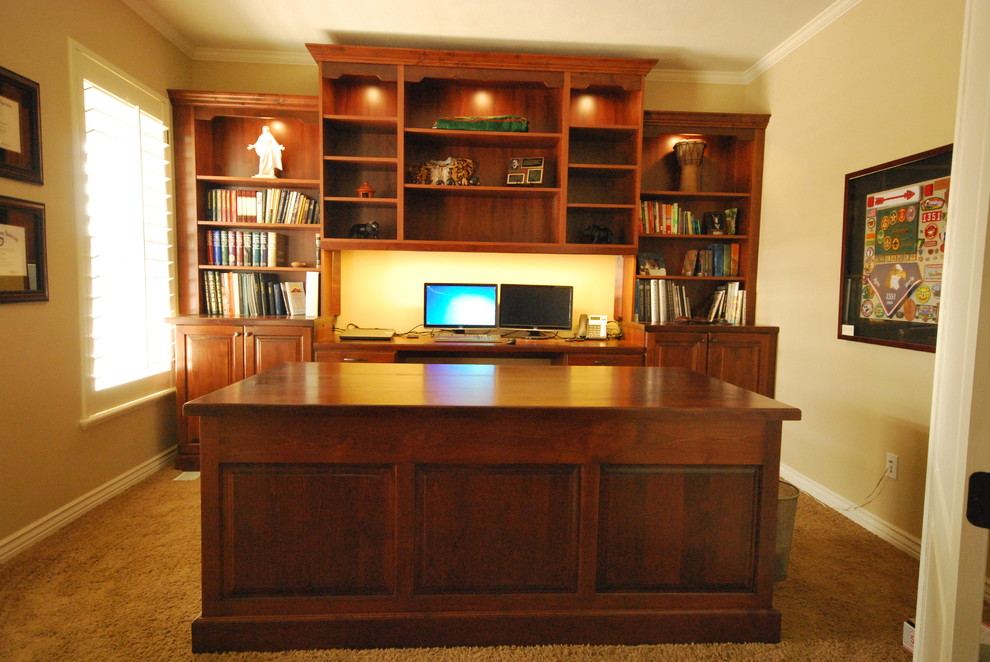 Imagen de despacho clásico grande sin chimenea con paredes beige, moqueta y escritorio empotrado