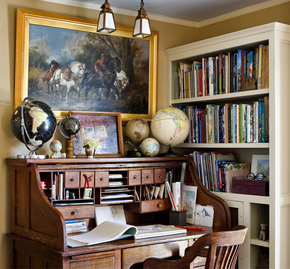 Diseño de despacho tradicional con paredes marrones y escritorio independiente