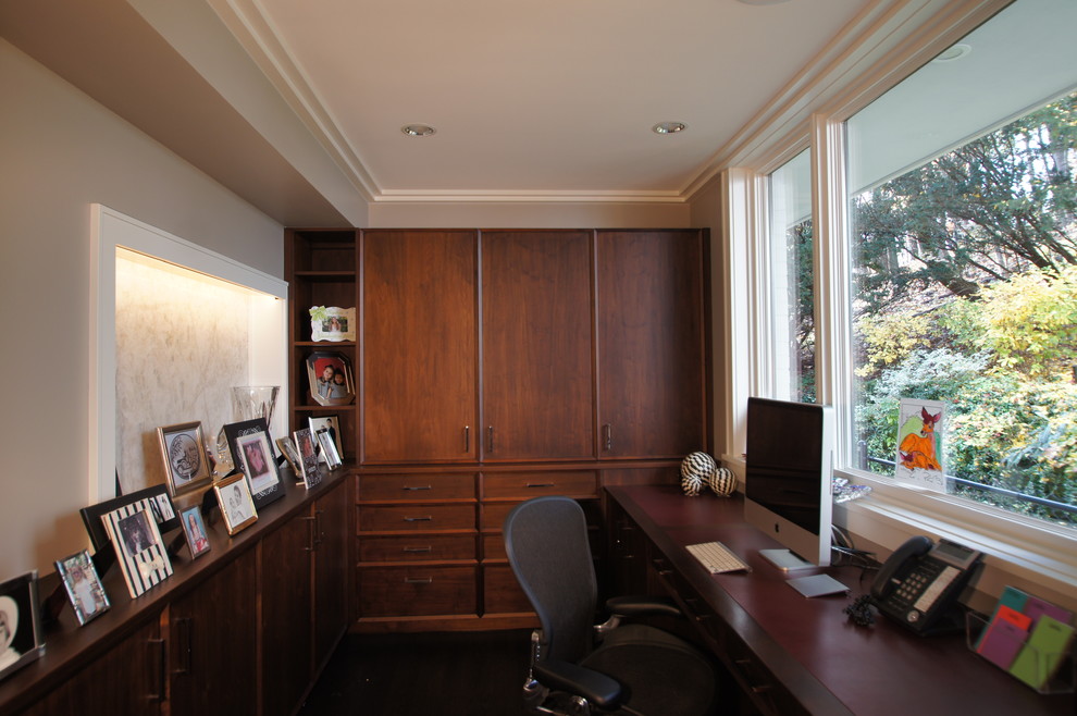 Photo of a contemporary home office in Chicago.