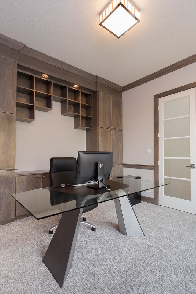 Cette photo montre un bureau moderne de taille moyenne avec un mur gris, moquette et un bureau indépendant.