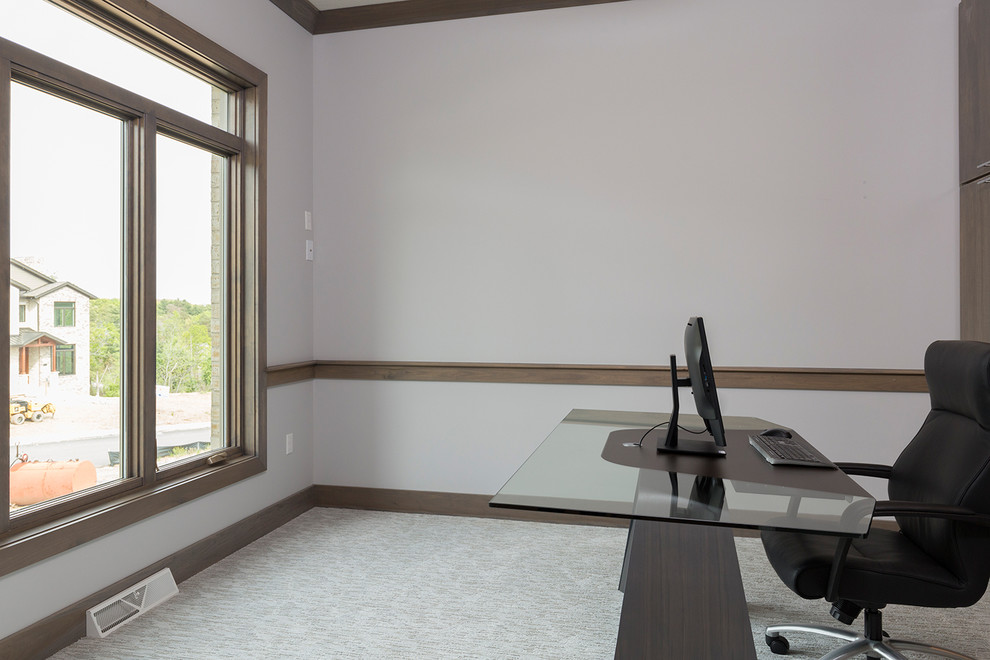 Mittelgroßes Modernes Arbeitszimmer mit Arbeitsplatz, grauer Wandfarbe, Teppichboden und freistehendem Schreibtisch in Sonstige