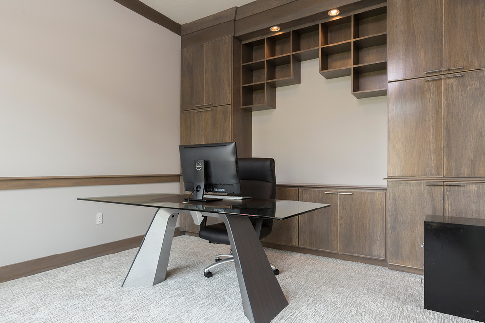 Ejemplo de despacho moderno de tamaño medio con paredes grises, moqueta y escritorio independiente