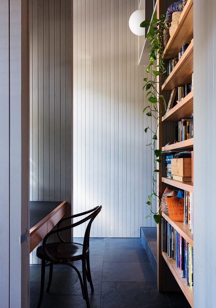 メルボルンにある小さなインダストリアルスタイルのおしゃれな書斎 (白い壁、スレートの床、暖炉なし、造り付け机、グレーの床) の写真
