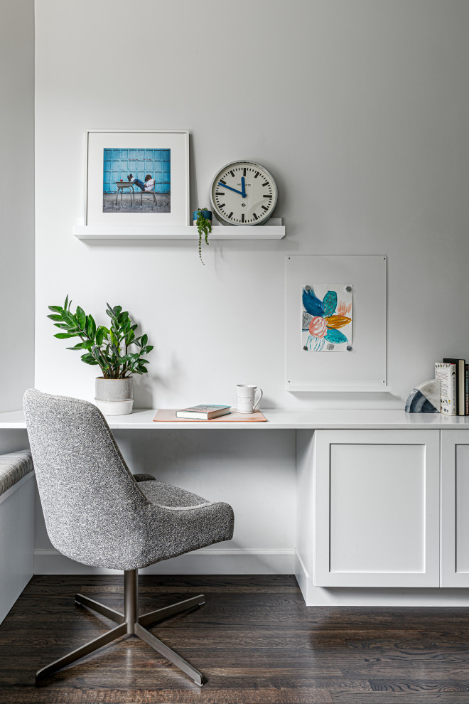 オースティンにあるお手頃価格の小さなトランジショナルスタイルのおしゃれなホームオフィス・書斎 (白い壁、濃色無垢フローリング) の写真