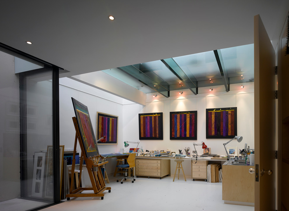 ロンドンにあるコンテンポラリースタイルのおしゃれなアトリエ・スタジオ (暖炉なし、自立型机) の写真
