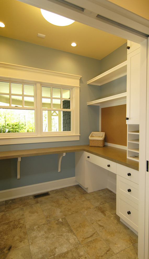 Uriges Arbeitszimmer ohne Kamin mit blauer Wandfarbe, Keramikboden, Einbau-Schreibtisch und buntem Boden in Grand Rapids