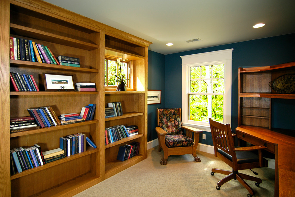 Uriges Arbeitszimmer ohne Kamin mit blauer Wandfarbe, Teppichboden, Einbau-Schreibtisch und beigem Boden in Grand Rapids