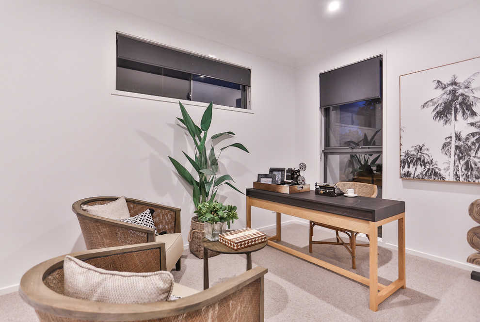 Arbeitszimmer mit Arbeitsplatz, weißer Wandfarbe, Teppichboden, freistehendem Schreibtisch und beigem Boden in Brisbane