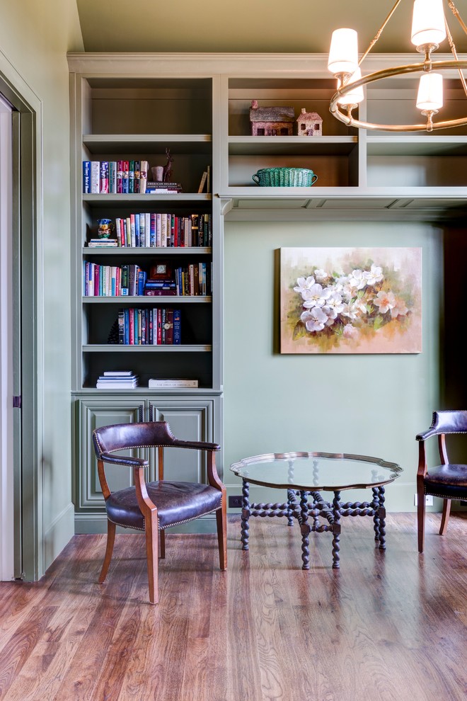 Imagen de despacho tradicional de tamaño medio sin chimenea con paredes verdes, suelo de madera oscura y escritorio independiente