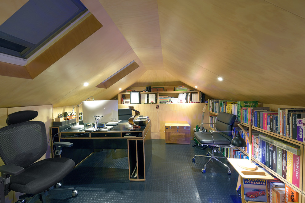 Kleines Modernes Arbeitszimmer mit Arbeitsplatz und freistehendem Schreibtisch in Newcastle - Maitland