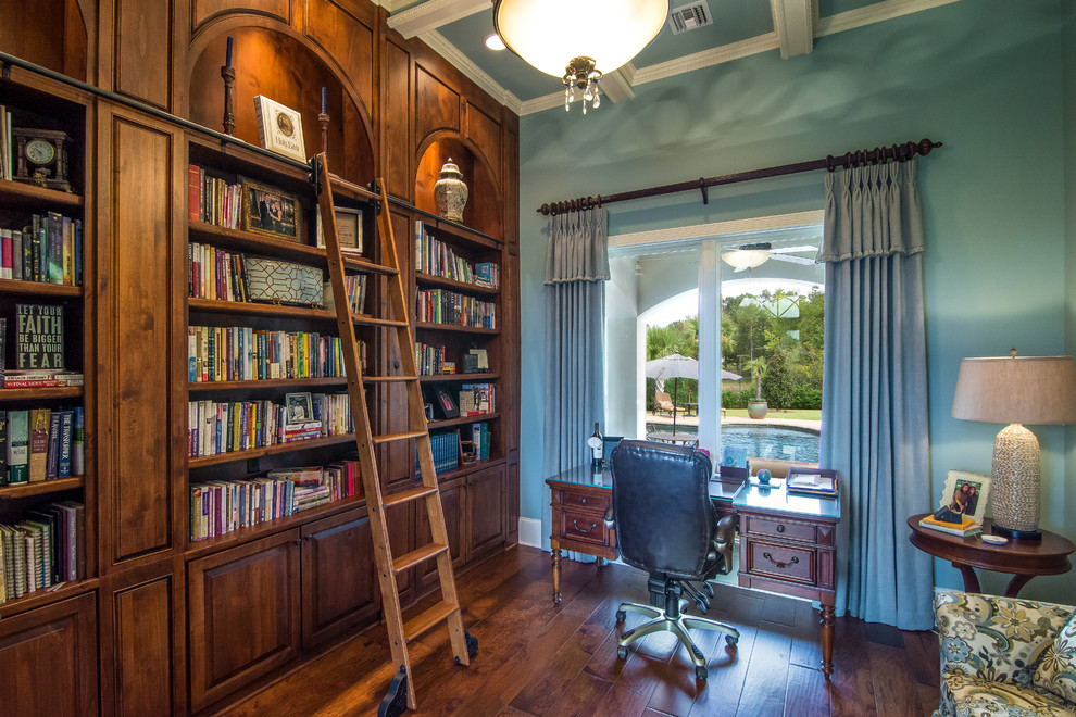 Cette photo montre un grand bureau victorien avec un mur bleu, parquet foncé et un bureau indépendant.