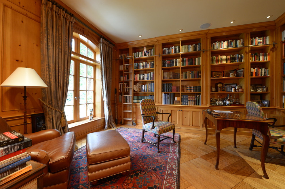 Imagen de despacho clásico de tamaño medio sin chimenea con suelo de madera en tonos medios y escritorio independiente