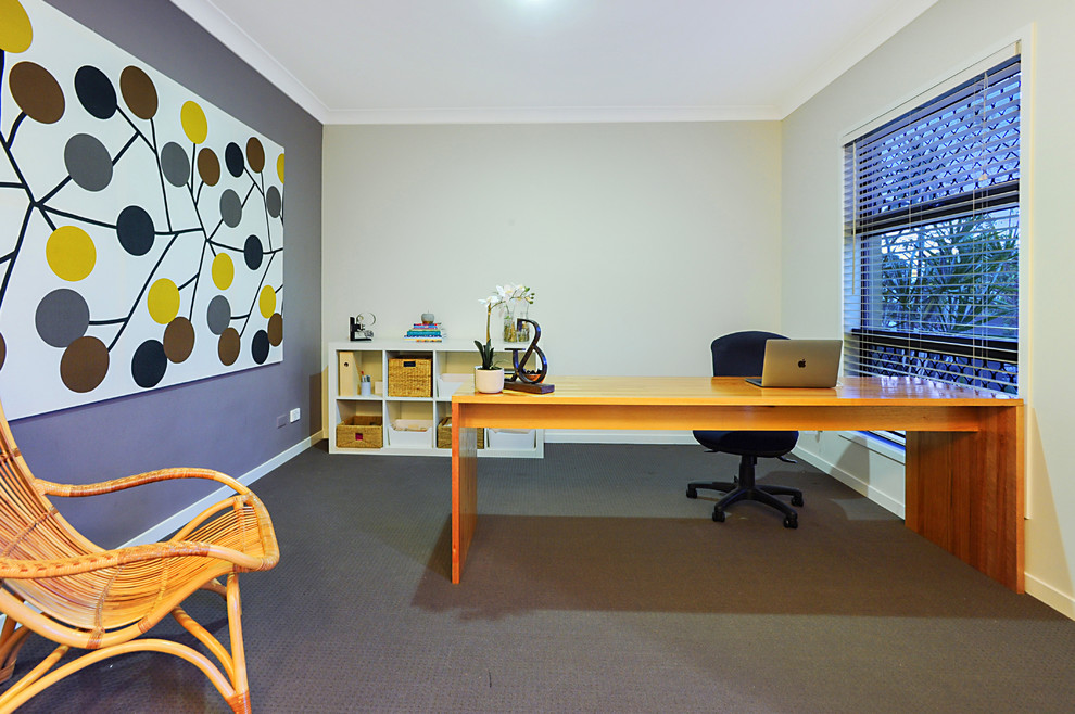 Exemple d'un bureau moderne de taille moyenne avec un mur multicolore, moquette, aucune cheminée, un bureau indépendant et un sol gris.