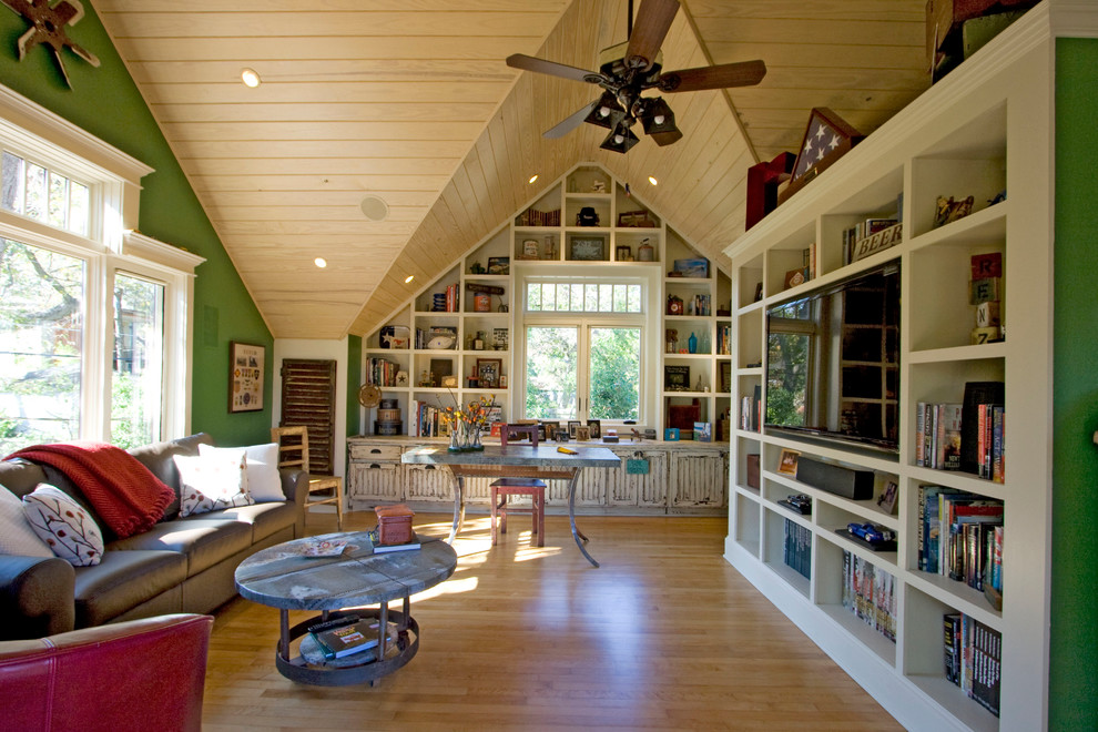 Cette image montre un bureau style shabby chic de taille moyenne avec parquet clair, aucune cheminée, un bureau indépendant et un mur vert.