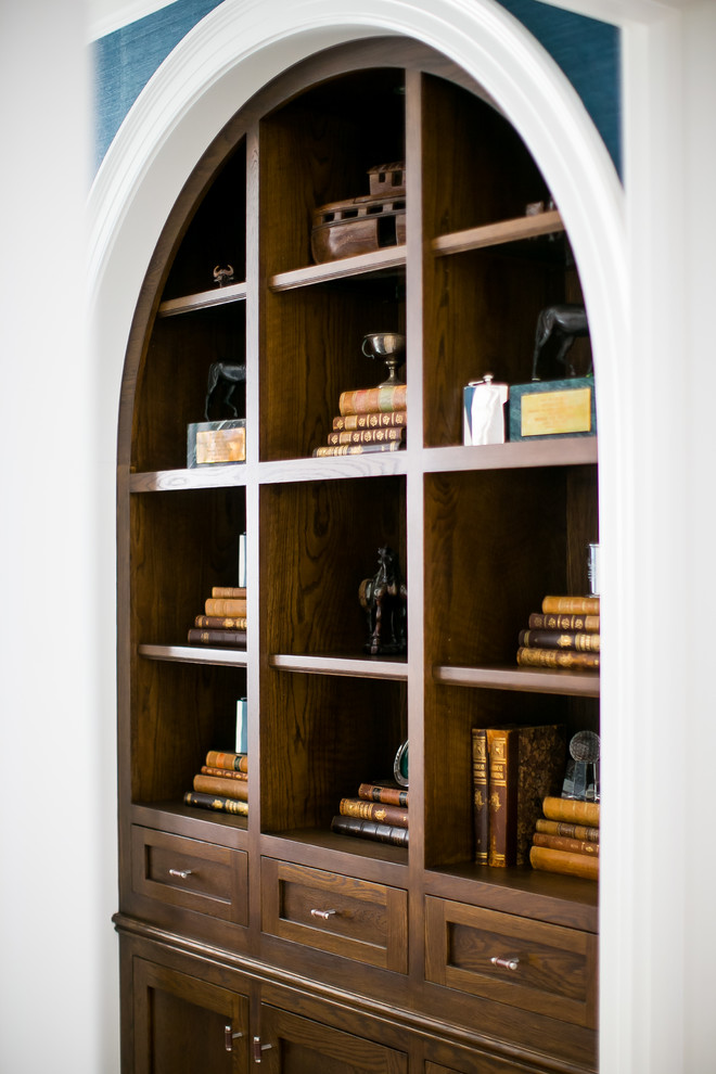 Exemple d'un bureau chic de taille moyenne avec une bibliothèque ou un coin lecture, un mur bleu et aucune cheminée.