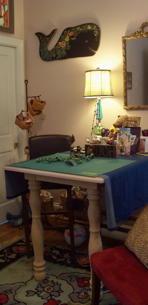 Foto de sala de manualidades ecléctica pequeña con suelo de madera en tonos medios, escritorio independiente y paredes rosas