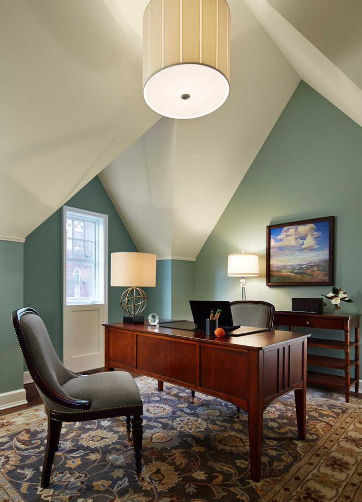 Esempio di un ufficio tradizionale di medie dimensioni con scrivania autoportante e pareti blu