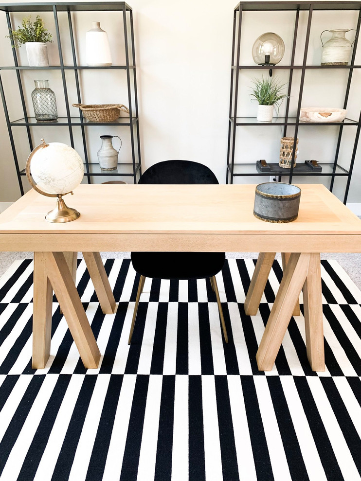 Foto de despacho minimalista pequeño sin chimenea con paredes grises, moqueta, escritorio independiente y suelo beige