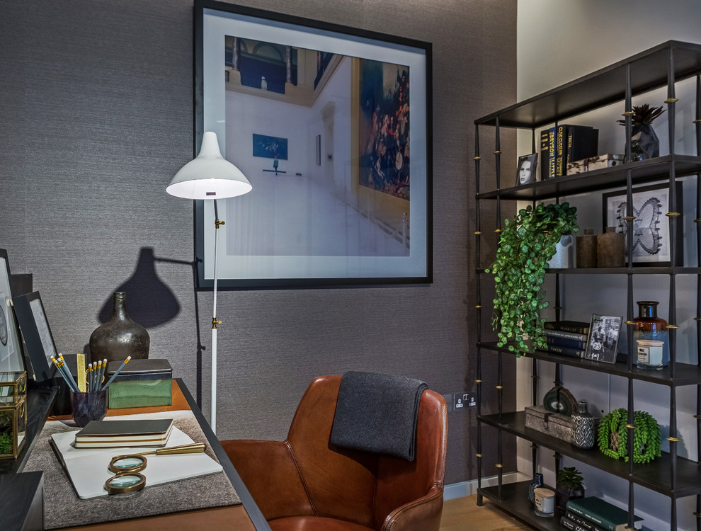Cette image montre un petit bureau design avec parquet foncé, un bureau indépendant et un sol marron.