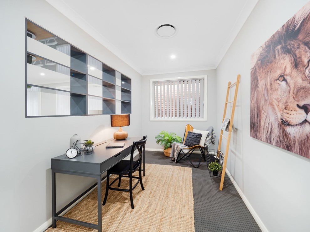 Inspiration för ett industriellt arbetsrum, med grå väggar, heltäckningsmatta, ett fristående skrivbord och grått golv