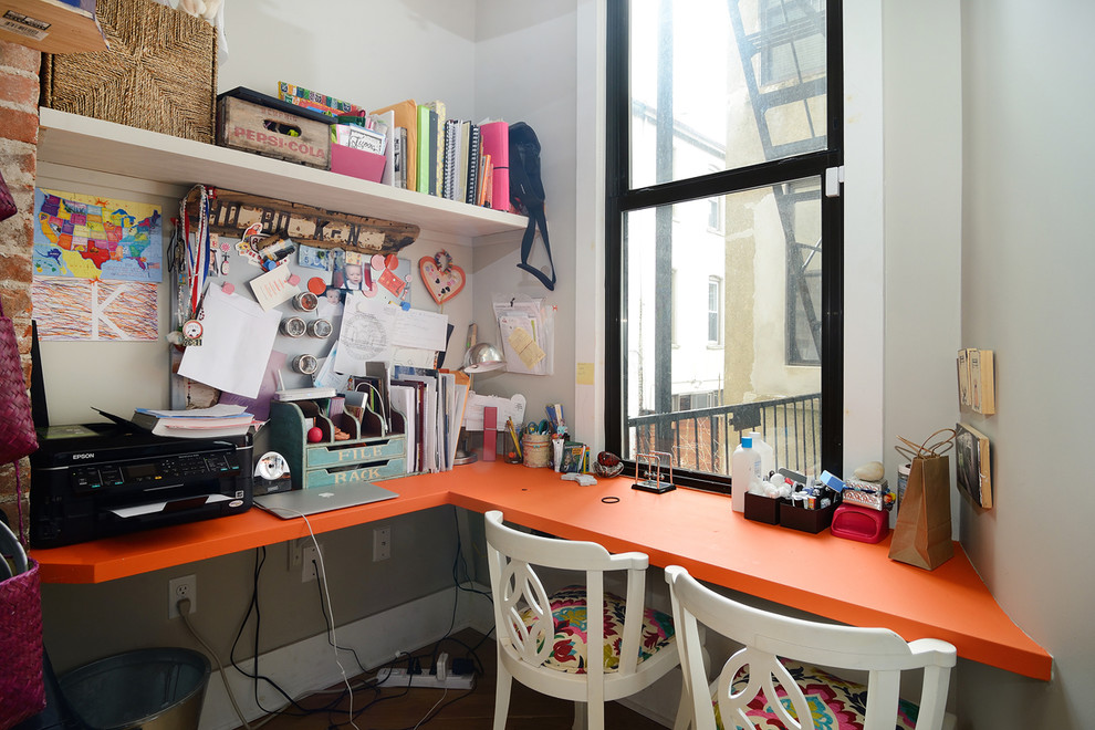 Diseño de despacho bohemio sin chimenea con paredes blancas y escritorio empotrado