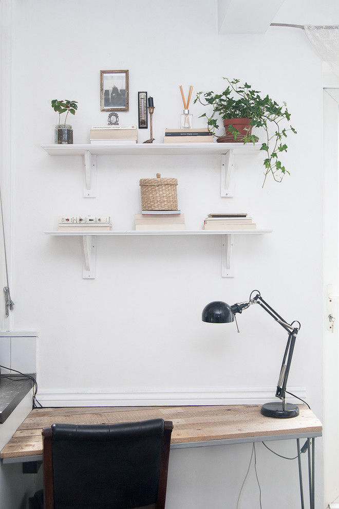 На фото: маленький кабинет в стиле фьюжн с белыми стенами, полом из керамической плитки, встроенным рабочим столом и черным полом без камина для на участке и в саду