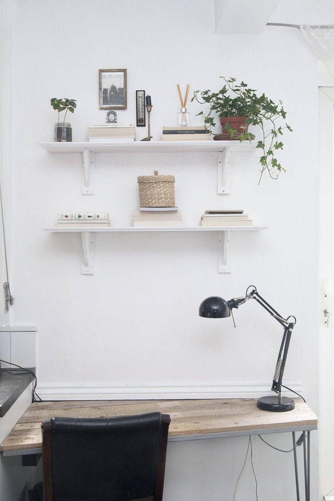 Exemple d'un petit bureau éclectique avec un mur blanc, un sol en carrelage de porcelaine, un bureau intégré et un sol noir.