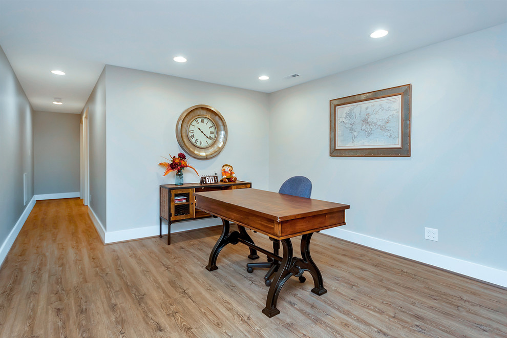 Großes Modernes Arbeitszimmer ohne Kamin mit Arbeitsplatz, grauer Wandfarbe, braunem Holzboden, freistehendem Schreibtisch und braunem Boden in Washington, D.C.