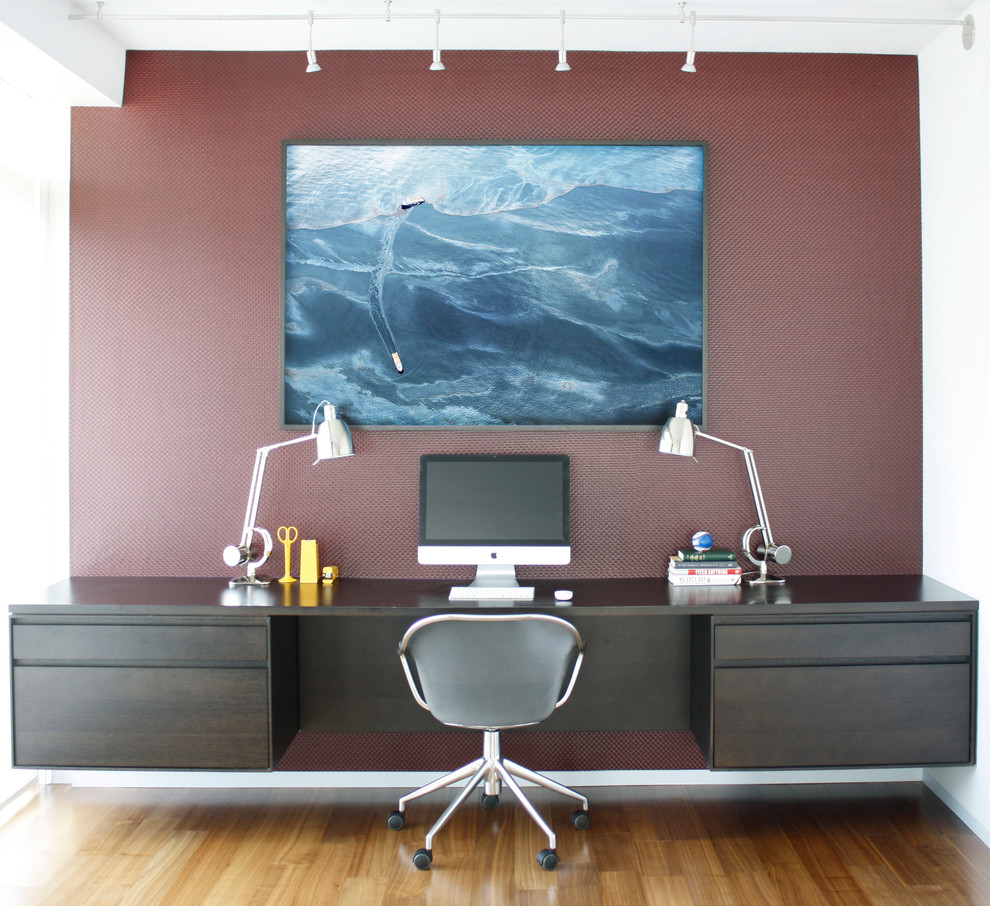 Exemple d'un bureau tendance de taille moyenne avec un mur blanc, un sol en bois brun, aucune cheminée et un bureau intégré.
