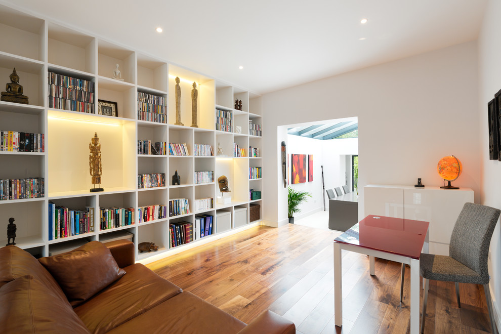 ロンドンにあるコンテンポラリースタイルのおしゃれなホームオフィス・書斎 (白い壁、無垢フローリング、暖炉なし、自立型机) の写真